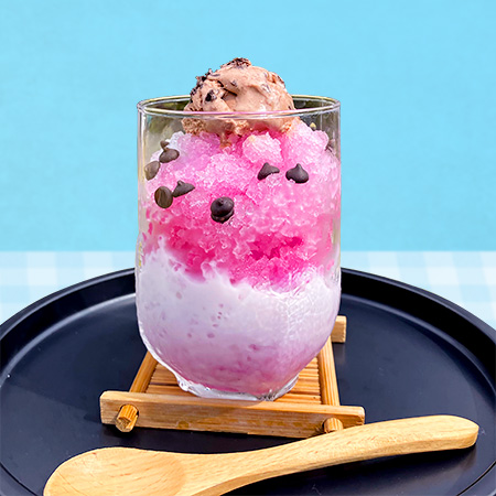 いちごミルクのチョコアイス添え